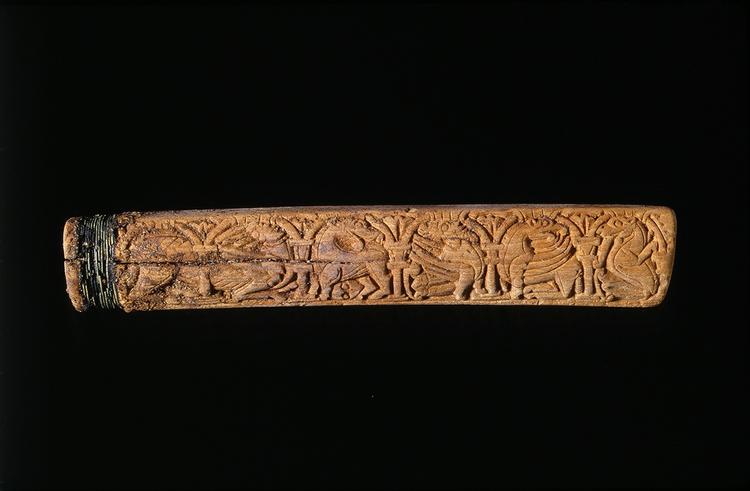 Mosefund. Et unikt 900 år gammelt knivsskaft har ligget gemt i mosedrag syd for Fuglslev Kirke mellem Tirstrup og Ebeltoft. 
