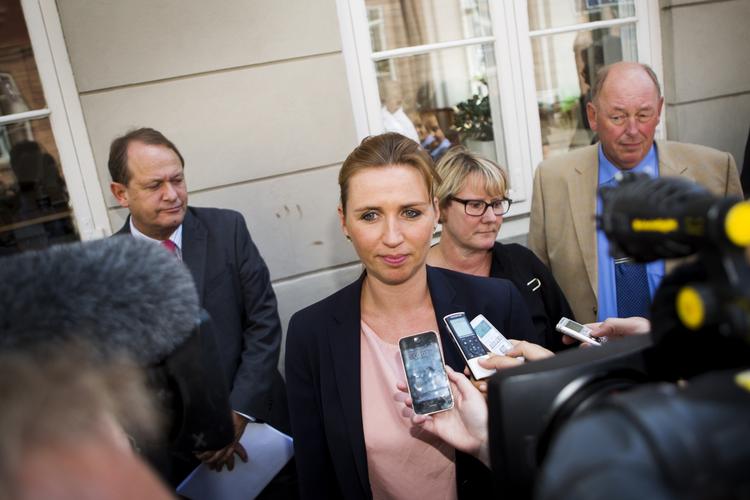 ungeindsats. Mette Frederiksen er klar med en ungepakke, som ved hjælp af en øget jobrotation og en bedre voksenlærerordning skal redde flere unge fra ledighed. 