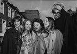 'The Mamas And The Papas' fotograferet i London i 1967, da de var på deres absolut højeste. Det er Scott McKenzie i midten. 