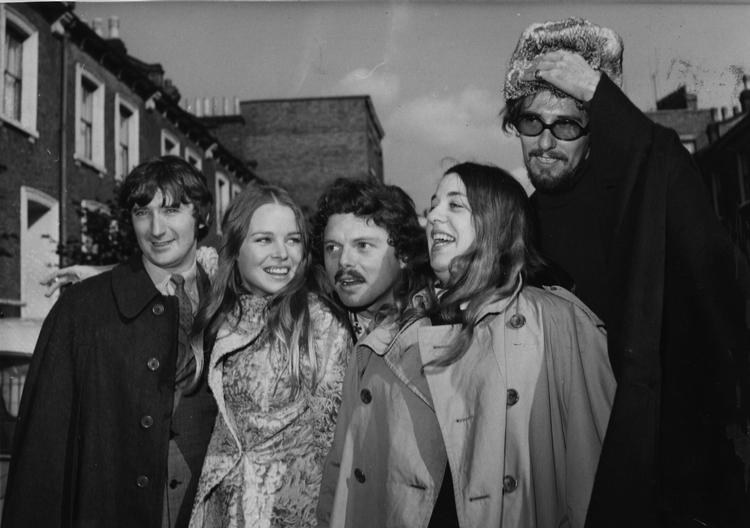 'The Mamas And The Papas' fotograferet i London i 1967, da de var på deres absolut højeste. Det er Scott McKenzie i midten. 