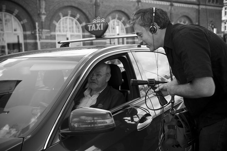 Taxaskrøner. Tim Hinman har interviewet omkring 20 chauffører. Her ses han med Edvard Thune-Hansen - en af 4x35s chauffører. 