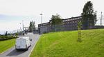 Fængsel. En hvid varevogn kører Anders Behring Breivik mod Ila-fængslet, hvor han er varetægtsfængslet frem til dommen på fredag. 