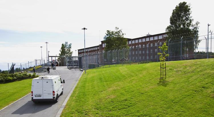 Fængsel. En hvid varevogn kører Anders Behring Breivik mod Ila-fængslet, hvor han er varetægtsfængslet frem til dommen på fredag. 