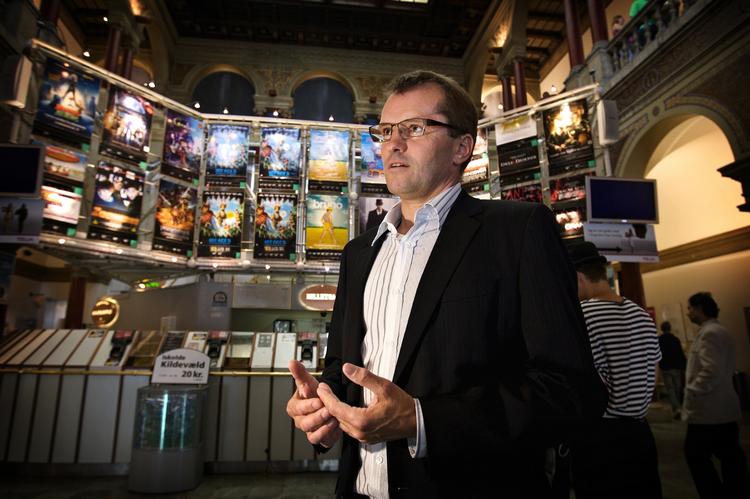 Beklager. John Tønnes, direktør i Nordisk Films biografer, beklager opslag. 