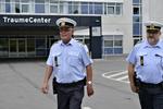 Patrulje. Betjente patruljerer skadestuen i Odense, efter aftenens drama, hvor omkring 70 personer gik amok i deres jagt på skudoffer. 