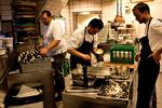 Populært. Køkkenerne syder under madfestivalen. Her ses tre travle medarbejdere midt i kampens hede på restaurant Les Trois Cochons på Vesterbro. 