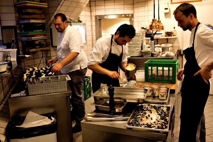 Populært. Køkkenerne syder under madfestivalen. Her ses tre travle medarbejdere midt i kampens hede på restaurant Les Trois Cochons på Vesterbro. 