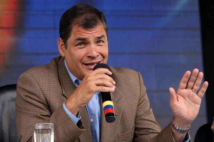Assangesag. Ecuadors præsident Rafael Correa advarer mod konsekvenserne, hvis Storbritannien trænger ind på Ecuadors ambassade i London for at hente Julian Assange. 
