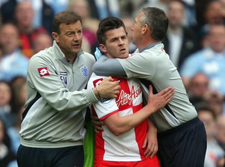 vildbasse. Joey Barton måtte holdes tilbage, da han gik amok på flere Manchester City-spillere i sæsonens sidste kamp i maj. 