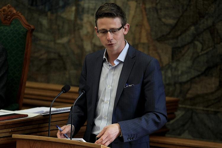 Uroligheder. Venstres retsordfører, Karsten Lauritzen, kalder det grotesk og et angreb på retssamfundet, at en selvudnævnt talsmand i Vollsmosekvarteret i Odense stiller politiet et ultimatum om at løslade anholdte. (Arkivfoto) 