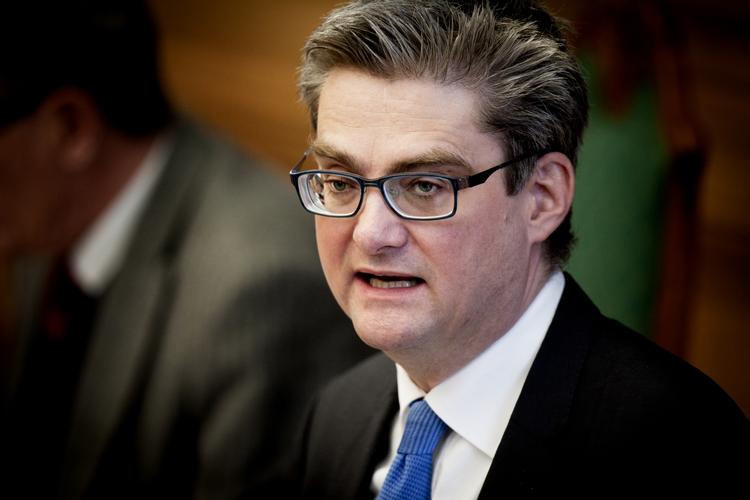 Regeringen har med sine lempelser politisk ansvar for, at folk nu går amok uden frygt for konsekvenser, mener Søren Pind. 
