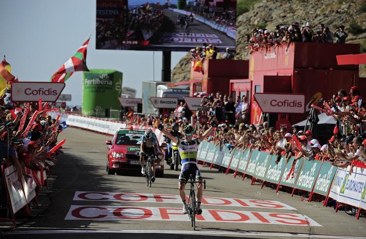 Dramatisk. Simon Clarke kunne juble i mål, mens mange af hans konkurrenter kom over streger med sår og andre skader. 
