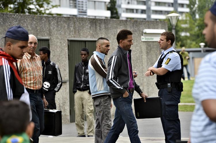 Politiopbud. Stemningen er spændt i Odense-bydelen Vollsmose efter at en mand i aftes blev ramt af skud i forbindelse med en muslimsk eid-fest. 