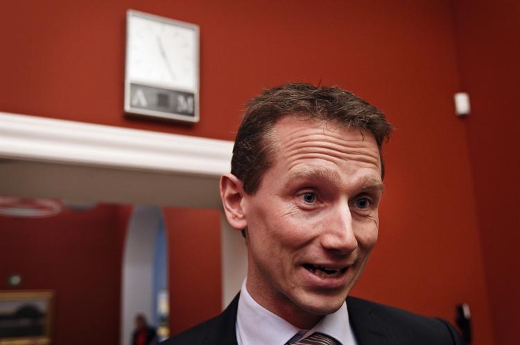Kristian Jensenundrer sig over, hvor pengene til ungepakken skal komme fra. 