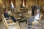 Stjålet. Præsident Francois Hollande (til venstre) må erkende, at nogle har fået fingrene i planen over hans hjem. 