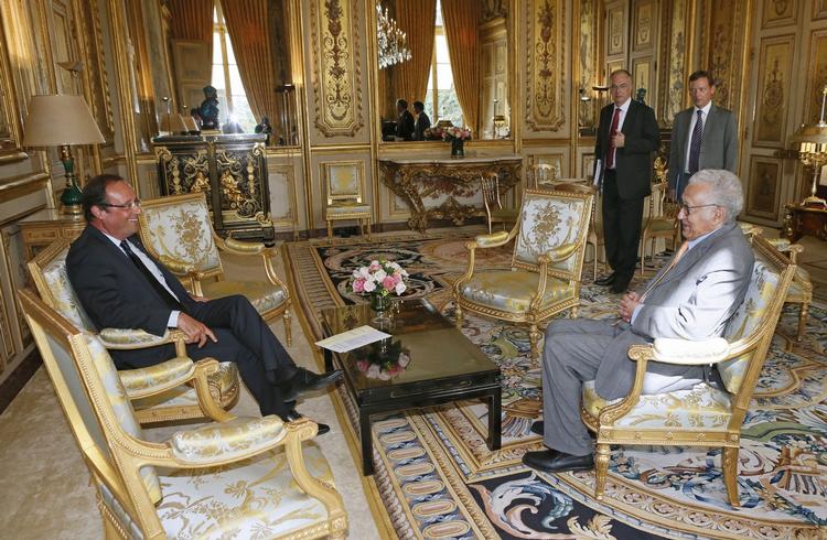 Stjålet. Præsident Francois Hollande (til venstre) må erkende, at nogle har fået fingrene i planen over hans hjem. 