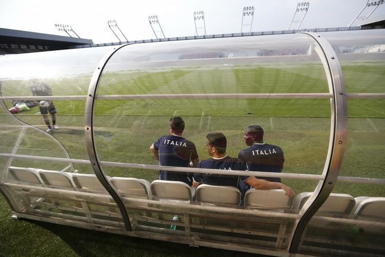 udbygning. Den italienske bænk under EM-slutrunden havde ikke været stor nok til den nye tilstrømning af reserver til italienske kampe. 