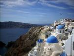 Santorini. Bag de kridhvide vægge på en af Grækenlands populære rejsedestinationer, gemmer der sig stakkevis af sorte penge. 