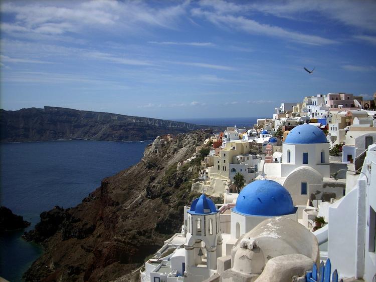 Santorini. Bag de kridhvide vægge på en af Grækenlands populære rejsedestinationer, gemmer der sig stakkevis af sorte penge. 