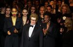 Kontrovers. Yves Saint Laurent ved sit sidste modeshow i Pompidou-centeret i Paris. Han døde i 2008. Nu skal yngre mand videreføre hans modehus. 