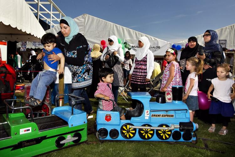 Festligt. Næsten 8.000 mennesker markede i går ramadanens afslutning i DR Byen. Der var både et børnetog, kameler og store mængder mad. 