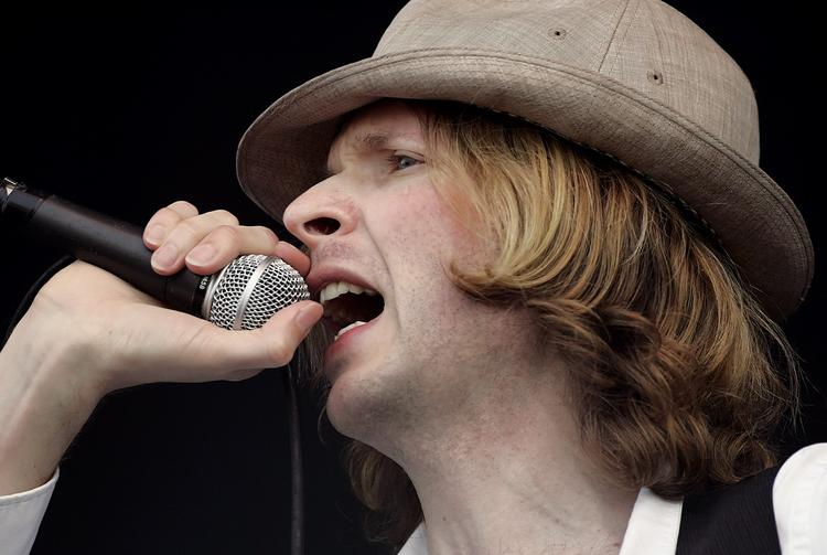Spasmager. Det er ofte lidt specielt, når Beck er på vej med et nyt album - hvad har han nu fundet på? Denne gang lader han alle andre end sig selv spille musikken. 