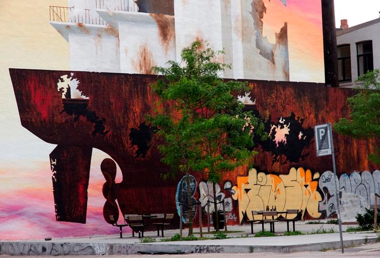 Skrog. En kæmpe containerskib pryder nu gavlen langs Odinsgades lommepark. 