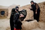 BAGERIET. I en landsby i det vestlige Afghanistan bager kvinderne brød i en klassisk udgravet afghansk ovn. 