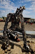 Eftertanke. Figuren i det udskældte kunstværk 'Zinkglobal – nøglen til fremtiden' – blev monteret mandag. Frem til den officielle afsløring på lørdag, er den dækket af. 