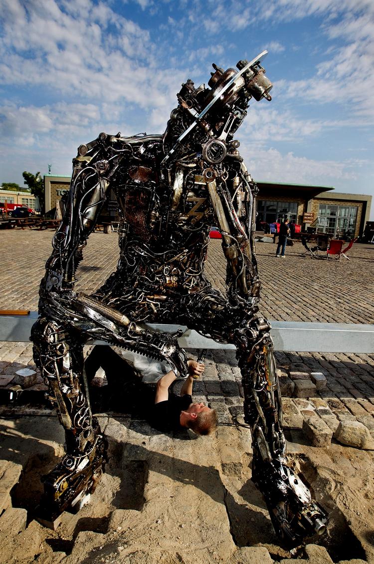 Eftertanke. Figuren i det udskældte kunstværk 'Zinkglobal – nøglen til fremtiden' – blev monteret mandag. Frem til den officielle afsløring på lørdag, er den dækket af. 