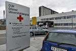 drama. Odense Universitetshospitals skadestue blev mandag hærget af en 60-70 mennesker, der ville have fat i en 26-årig mand, der blev behandlet for skud- og snitsår. 