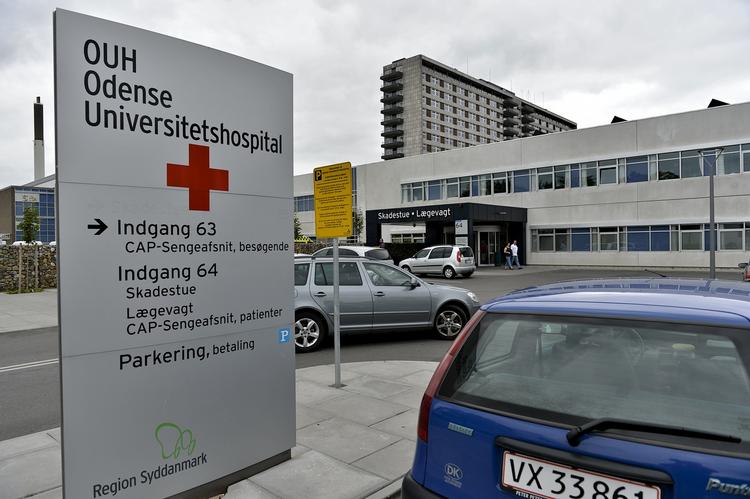 drama. Odense Universitetshospitals skadestue blev mandag hærget af en 60-70 mennesker, der ville have fat i en 26-årig mand, der blev behandlet for skud- og snitsår. 