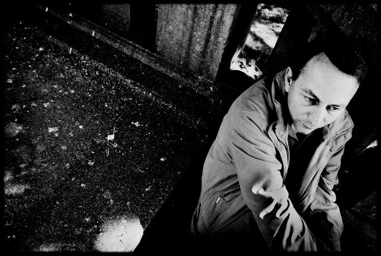 Kold. I Houellebecqs univers er alt, også fællesskab og kærlighed, reduceret til fiktioner, man kan hoppe ind og ud af. 