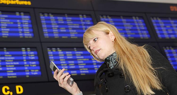 NET. Nu bliver det snart muligt at surfe på din smartphone via et hurtigere netværk i Københavns Lufthavn. 