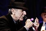 Levende. 77 år gammel rejser Leonard Cohen stadig rundt og smelter hjerter med sine smukke sange. Du kan stadig købe billetter til hans koncert lørdag i København. 