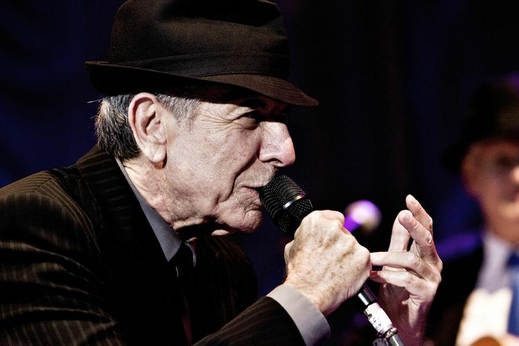 Levende. 77 år gammel rejser Leonard Cohen stadig rundt og smelter hjerter med sine smukke sange. Du kan stadig købe billetter til hans koncert lørdag i København. 