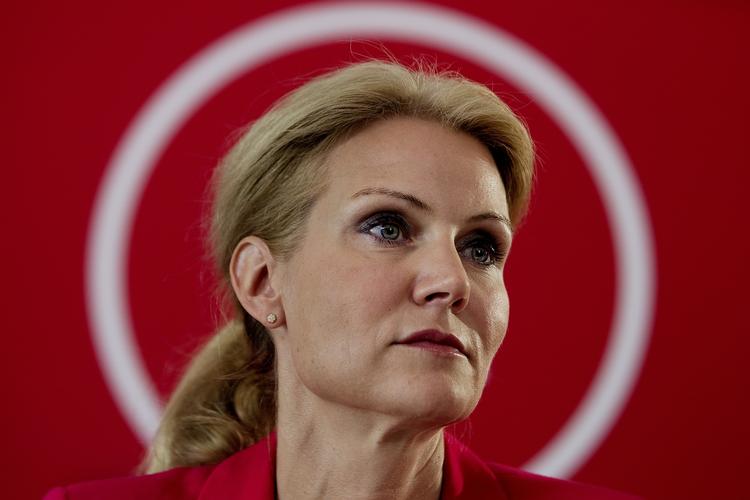 dagsorden. Statsminister Helle Thorning-Schmidt måtte igen tale om dagpengesituationen, da Socialdemokraterne holdt sommermøde i dag. 