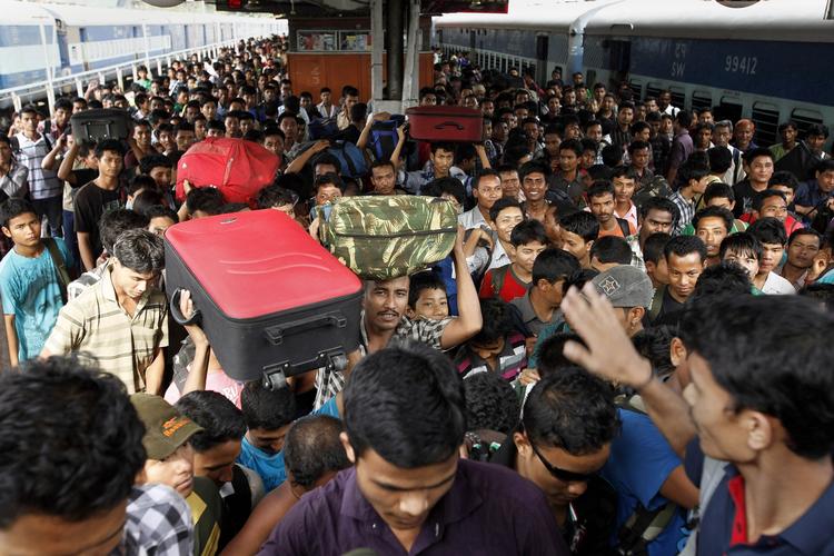 Assam-uroligheder. Mange indere, der stammer fra den nordøstlige stat Assam, rejser fra storbyen Bangalore på grund af rygter om, at de er i fare for at blive udsat for voldelige gengældelsesaktioner efter vold i Assam-provinsen mellem bodoer og muslimer. 