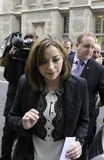 Indtrængen. Charlotte Church forlader High Court i London efter at have hørt forliget blive læst højt. 