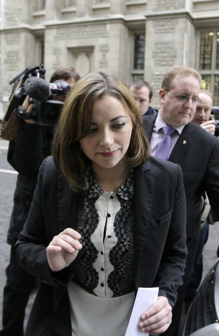 Indtrængen. Charlotte Church forlader High Court i London efter at have hørt forliget blive læst højt. 