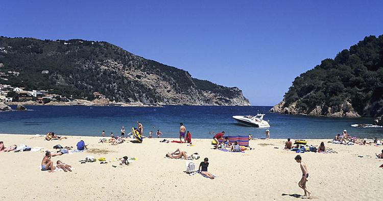 LEMMINGER. Turister kan godt lide Spanien - her Costa Brava. 