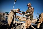 Forståelse. Målet med at blande militær magt med civil udvikling er at skabe opbakning og forståelse blandt afghanerne i Helmand. Her er det et fredeligt møde i nærheden af Camp Price i Helmand. Foto: Martin Lehmann