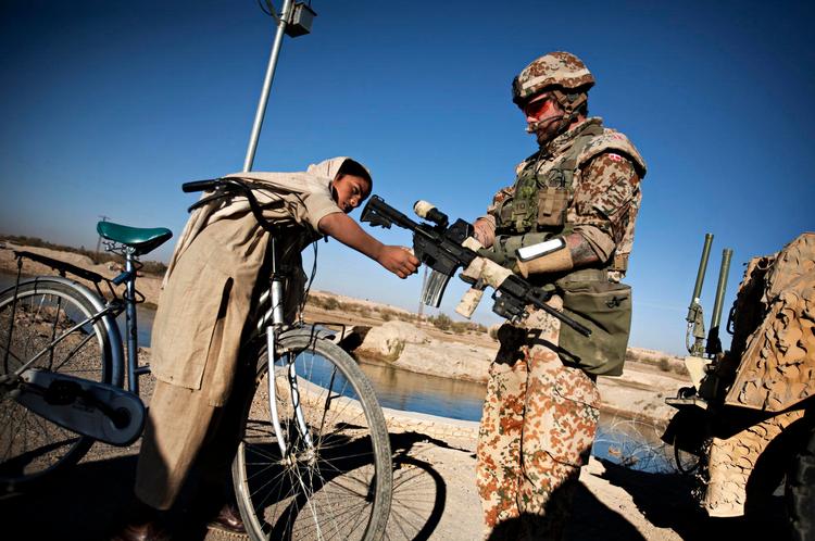 Forståelse. Målet med at blande militær magt med civil udvikling er at skabe opbakning og forståelse blandt afghanerne i Helmand. Her er det et fredeligt møde i nærheden af Camp Price i Helmand. Foto: Martin Lehmann