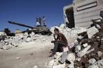 Rygepause. En syrer tager en pause under kamphandlingerne i Aleppo. Amnesty International har undersøgt 30 angreb i den store by. 