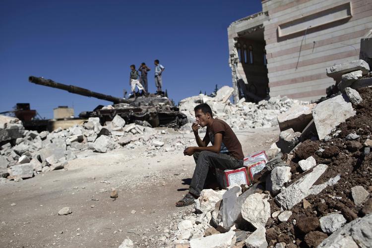 Rygepause. En syrer tager en pause under kamphandlingerne i Aleppo. Amnesty International har undersøgt 30 angreb i den store by. 
