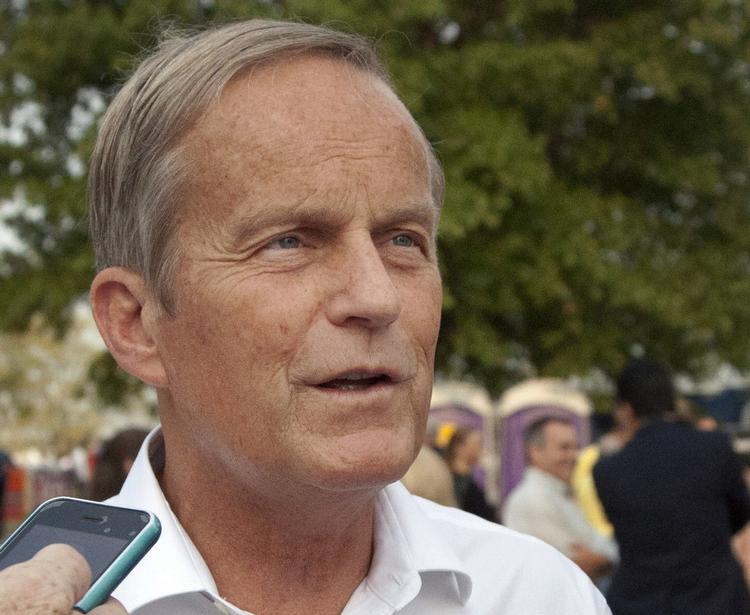 Problemskaber. Todd Akin mener selv, at han blot har brugt uheldige formuleringer. Stærke kræfter i hans eget parti mener, at han har kvajet sig så voldsomt, at han skal droppe at blive valgt som senator for ikke at skade partiet. 