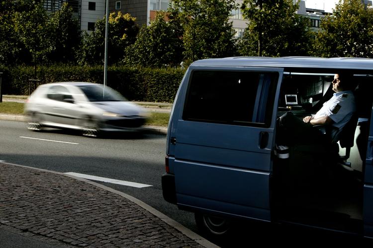 FARTKONTROL. Politiet opruster kraftigt på kontrollen af hastighederne på vejene. Der kommer yderligere 75 fotovogne ud at stå langs veje, hvor fartbøllerne hærger. 