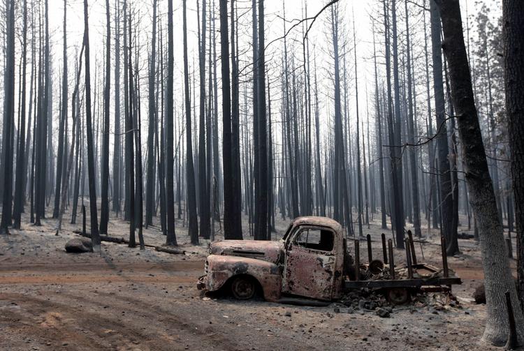 udbrændt. Den nordlige del af Californien er hårdt ramt af skovbrande. Her står en udbrændt bil i en lige så hærget skov i nærheden af byen Manton. 