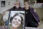 efterladte. Hanne Fjalested var blandt de 69 mennesker, som Anders Breivik dræbte på Utøya sidste år. I baggrunden ses hendes far og mor, Peter og Yvonne Balch Sørensen far Herning. 