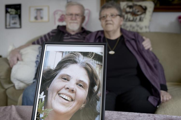 efterladte. Hanne Fjalested var blandt de 69 mennesker, som Anders Breivik dræbte på Utøya sidste år. I baggrunden ses hendes far og mor, Peter og Yvonne Balch Sørensen far Herning. 